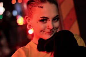 Jak wybrać odpowiednią biżuterię do piercingu?